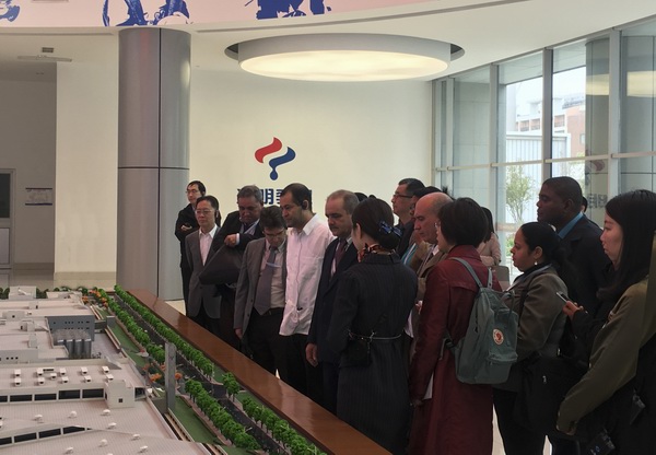 调整大小 古巴共产党省市委领导干部考察团访问光明食品集团光明乳业华东工厂-.jpg 调整大小 古巴共产党省市委领导干部考察团访问光明食品集团光明乳业华东工厂-.jpg