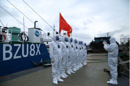 20200413-水产集团蒂尔公司向吴淞边检站赠送锦旗280.png