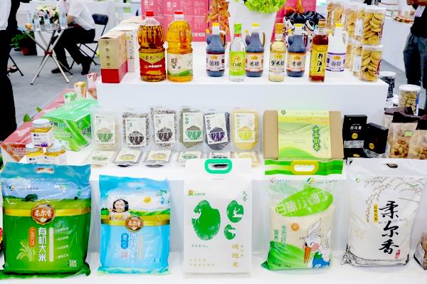 重新曝光 调整大小 上海农场琳琅满目的展品.jpg