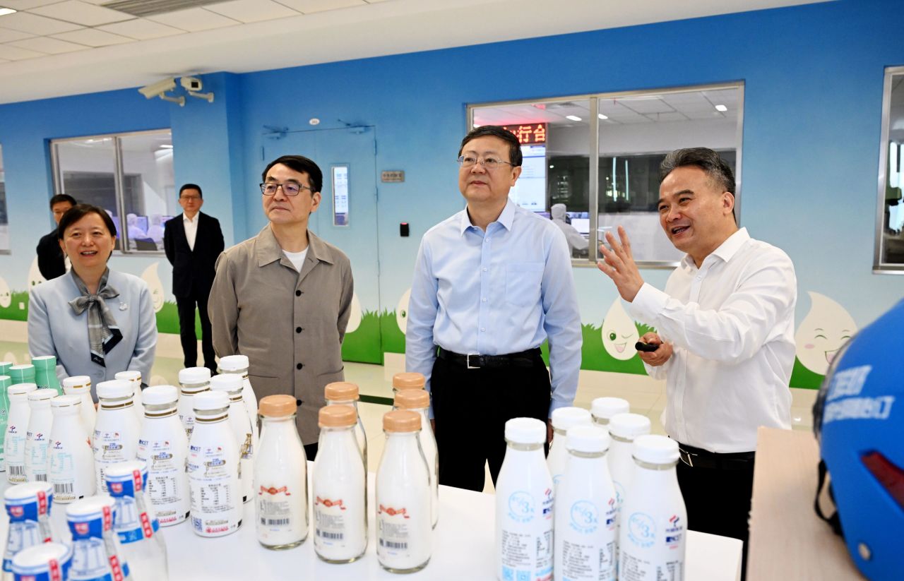 市委书记陈吉宁调研光明食品集团.jpg 市委书记陈吉宁调研光明食品集团.jpg